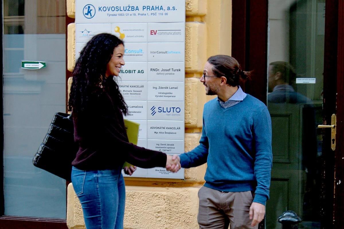 language-atelier-prague-welcome-handshake-in-front-of-school-languageatelier Student being welcomed in front of Language Atelier school in Prague